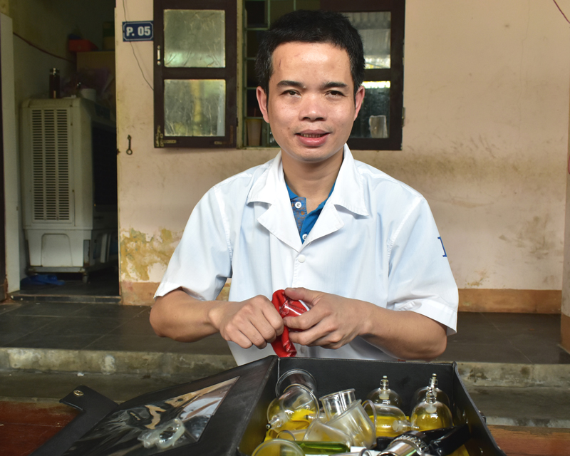 Nguyễn Quốc Hoàn chuẩn bị đồ nghề cho phiên làm việc của mình.