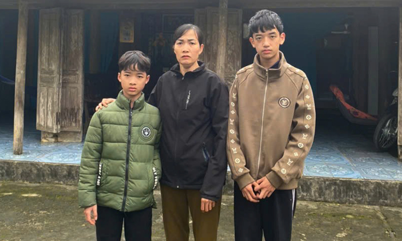 Chị Nguyễn Thị  Vân và hai con trai.
