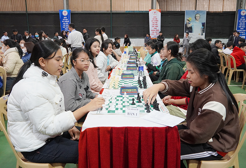 Các vận động viên tham gia thi đấu môn cờ vua.