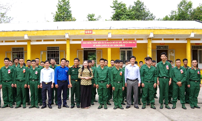 Lãnh đạo huyện Mỏ Cày Bắc và huyện Bình Đại, tỉnh Bến Tre đến thăm, động viên chiến sĩ là người địa phương nhập ngũ tại Trung đoàn 1, Sư đoàn 8, Quân khu 9. Ảnh: HUỲNH PHONG 