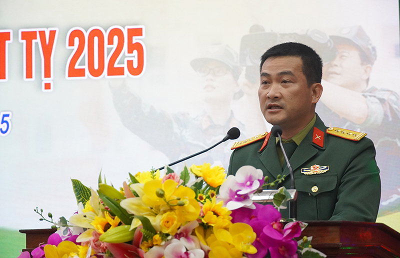 Đồng chí đại tá Đoàn Sinh Hòa, Chỉ huy trưởng Bộ CHQS tỉnh phát biểu tại buổi gặp mặt.