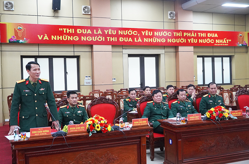 Đồng chí đại tá Đinh Xuân Hướng, Chính ủy Bộ CHQS tỉnh trao đổi tại buổi gặp mặt.