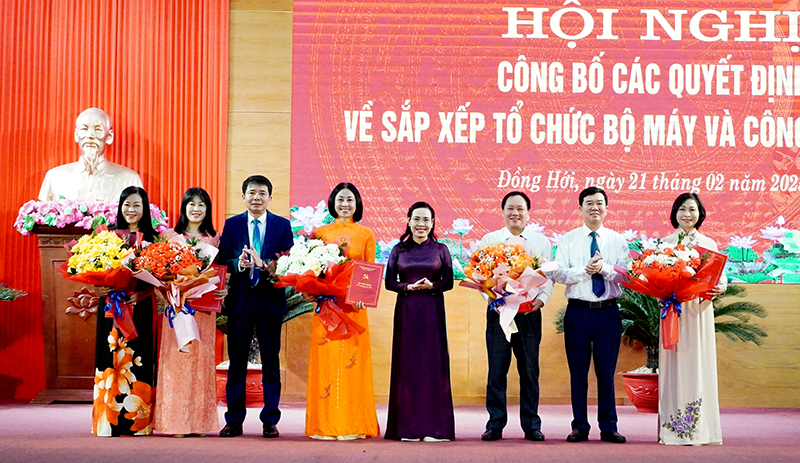 Các đồng chí trong Thường trực Thành phố chúc mừng đội ngũ lãnh đạo Ban Tuyên giáo và Ban Dân vận Thành ủy.