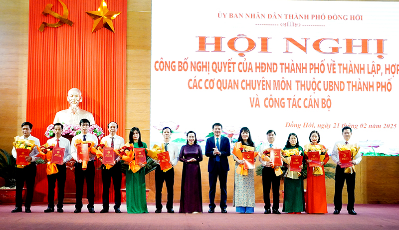 Lãnh đạo TP. Đồng Hới trao quyết định, tặng hoa chúc mừng các phòng vừa mới thànhlập.