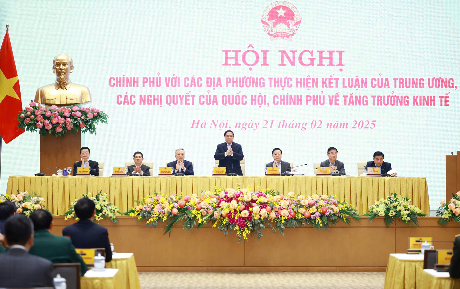 Đồng chí Bí thư Tỉnh ủy Lê Ngọc Quang, Phó Bí thư Thường trực Tỉnh ủy Trần Hải Châu và Chủ tịch UBND tỉnh Trần Phong cùng các đại biểu dự hội nghị tại điểm cầu Quảng Bình.