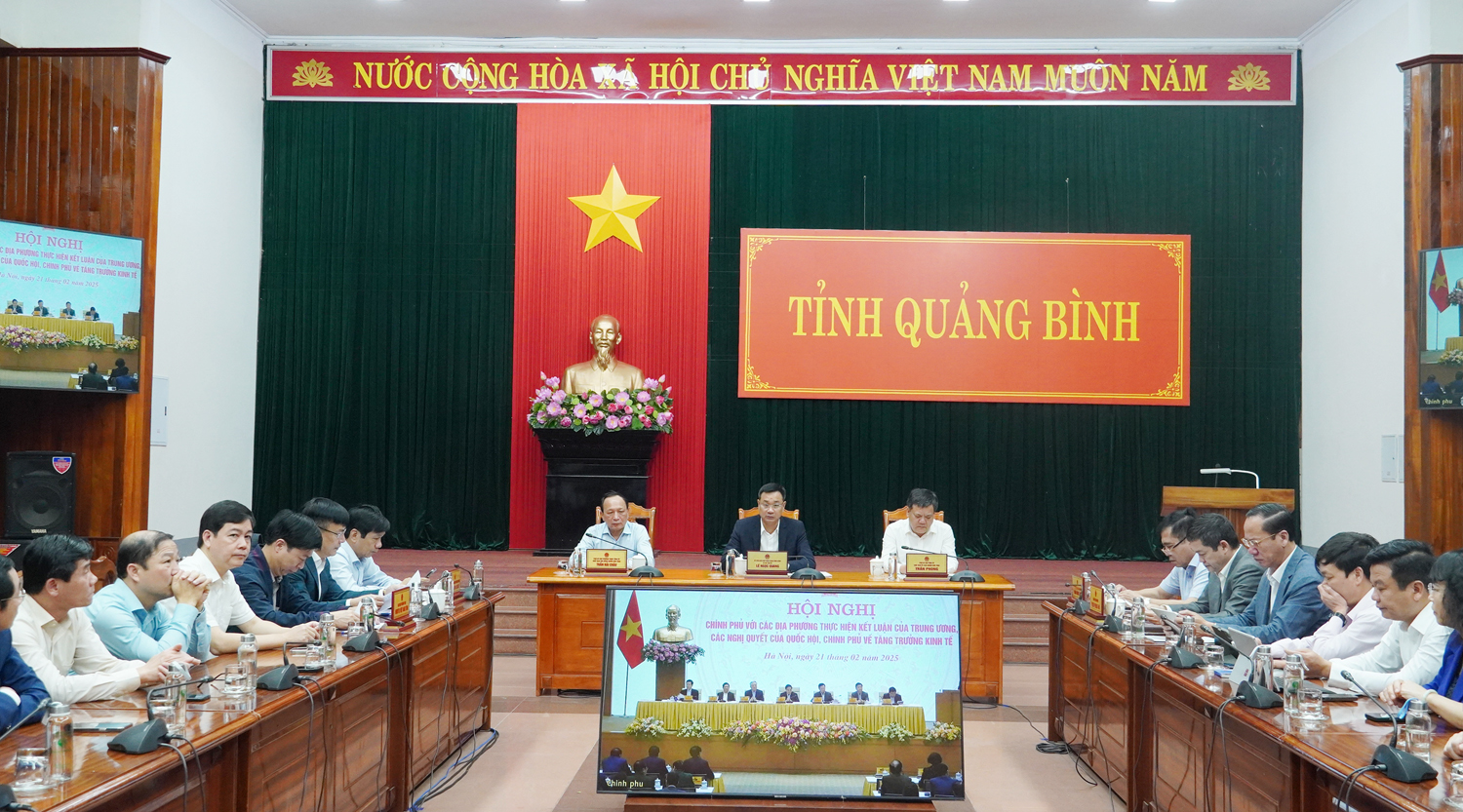 Đồng chí Bí thư Tỉnh ủy Lê Ngọc Quang, Phó Bí thư Thường trực Tỉnh ủy Trần Hải Châu và Chủ tịch UBND tỉnh Trần Phong cùng các đại biểu dự hội nghị tại điểm cầu Quảng Bình.