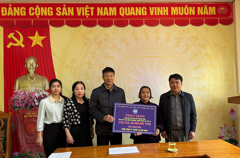 Đại diện lãnh đạo Liên hiệp các tổ chức hữu nghị tỉnh trao hỗ trợ nhà tình nghĩa cho bà Đinh Thị Năng (vợ liệt sỹ) ở xã Yên Hóa (Minh Hóa).