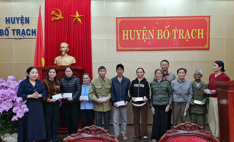 Đại diện lãnh đạo Liên hiệp các tổ chức hữu nghị tỉnh trao quà tri ân các gia đình chính sách.