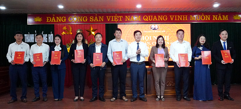 Đại diện Thường trực Thành ủy trao quyết định chuyển giao tổ chức đảng và đảng viên.