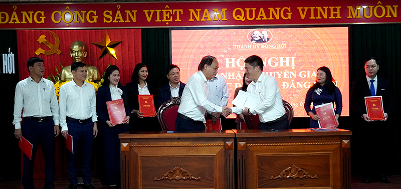 Đại diện Ban Tổ chức Thành ủy và các đảng bộ xã, phường ký biên bản giao tổ chức đảng và đảng viên.