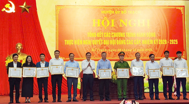 Ban Thường vụ Huyện ủy Bố Trạch khen thưởng các tập thể có thành tích xuất sắc trong thực hiện nghị quyết đại hội đảng các cấp, nhiệm kỳ 2020-2025.