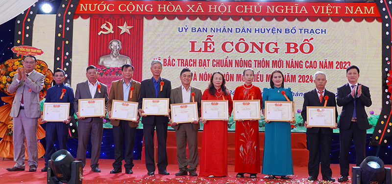 Nhiều tập thể, cá nhân có thành tích xuất sắc trong quá trình xây dựng nông thôn mới nâng cao, kiểu mẫu được xã Bắc Trạch (Bố Trạch) khen thưởng.