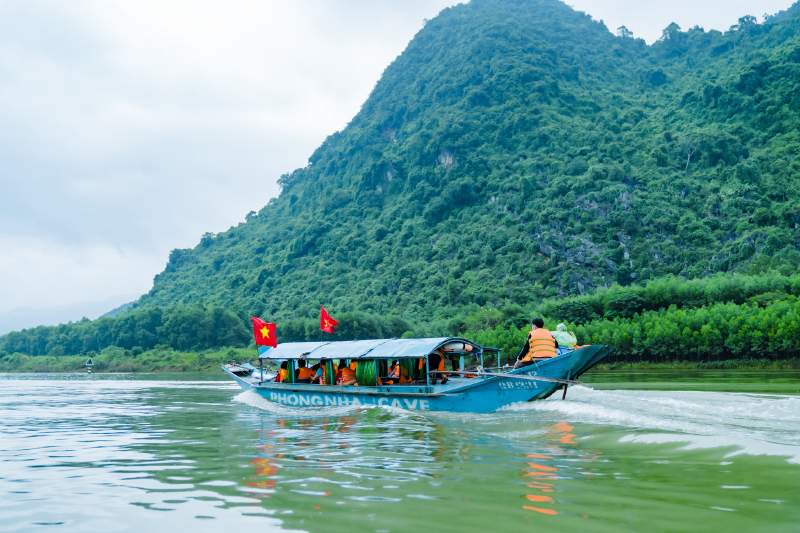 Đi thuyền dọc sông Son là trải nghiệm thú vị với du khách.