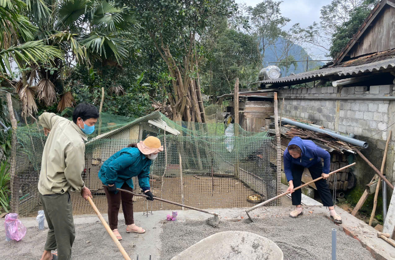 Chị em phụ giúp xây dựng nhà mới cho các hội viên ở xã Trung Hóa.