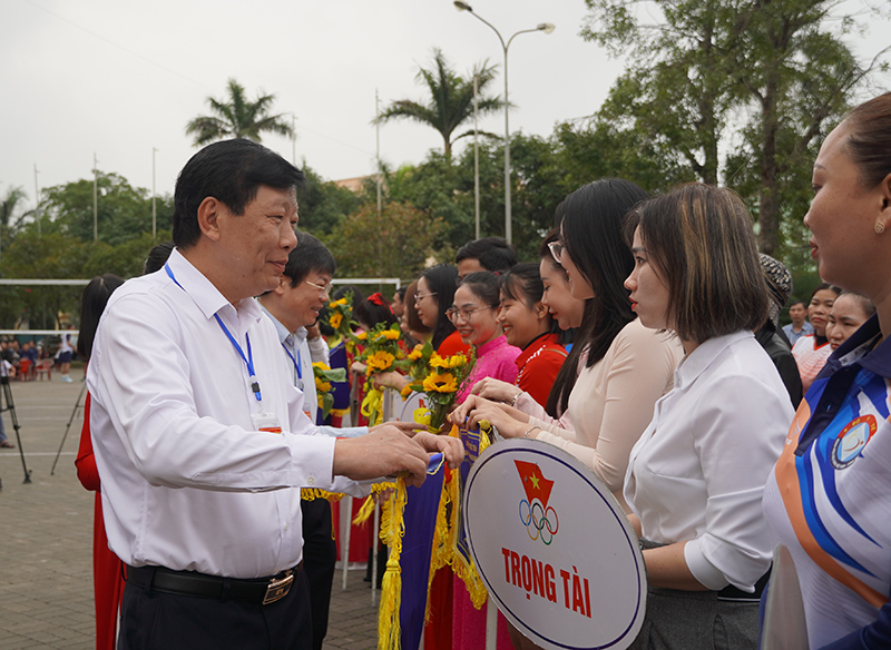 Ban tổ chức trao tặng cờ lưu niệm cho các đoàn tham gia đại hội.