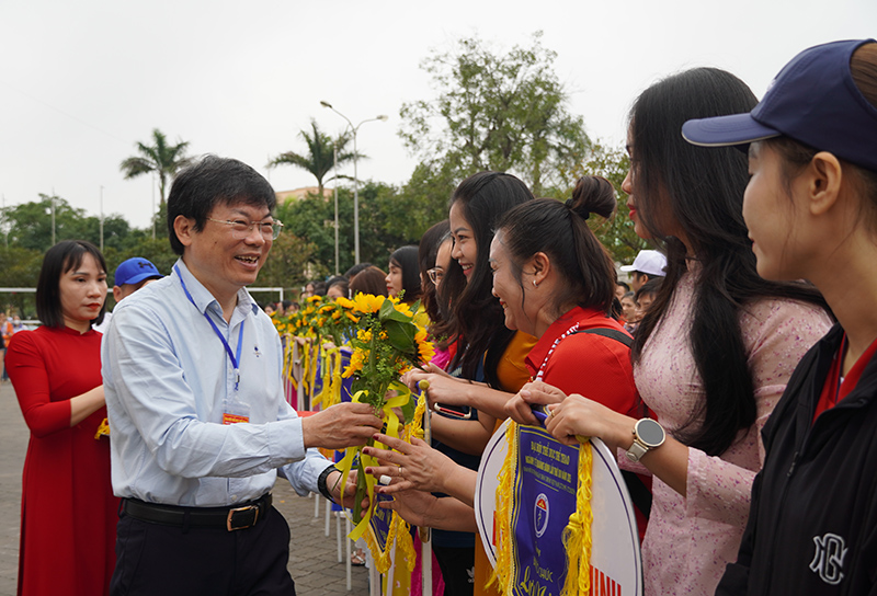 Lãnh đạo Sở Y tế tặng hoa chúc mừng các đoàn vận động viên.