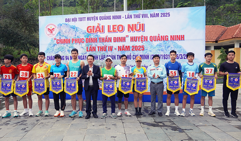 Ban tổ chức trao cờ lưu niệm cho các đội dự giải.