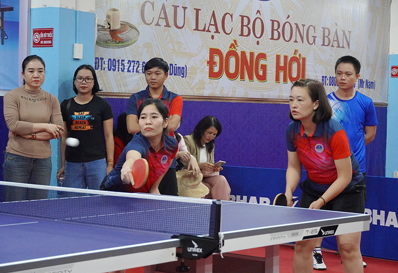 Các VĐV thi đấu hết mình, cống hiến cho khán giả những pha bóng hay.