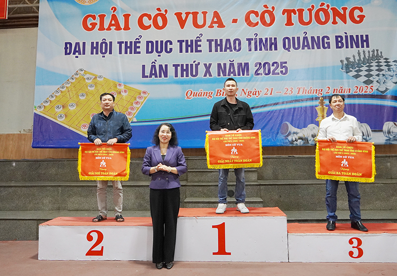 Ban Tổ chức Đại hội Thể dục thể thao tỉnh trao giải nhất, nhì, ba đồng đội môn cờ vua.