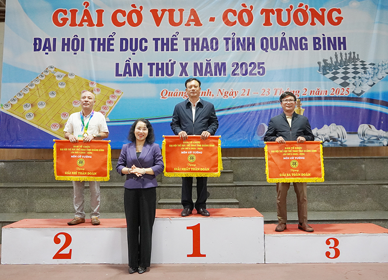 Ban Tổ chức Đại hội Thể dục thể thao tỉnh trao giải nhất, nhì, ba toàn đoàn môn cờ tướng.