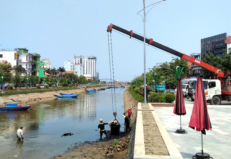 Công ty duy trì sản xuất cung cấp các dịch vụ bảo đảm vệ sinh môi trường, thoát nước và xử lý nước thải.