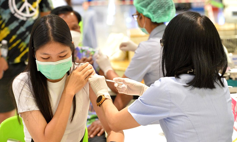 Người dân tiêm phòng vaccine tại Bangkok, Thái Lan. Ảnh: Xinhua
