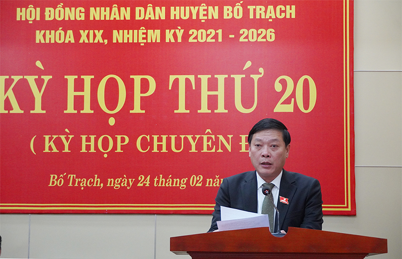 Đại diện lãnh đạo HĐND huyện Bố Trạch phát biểu kết luận kỳ họp.