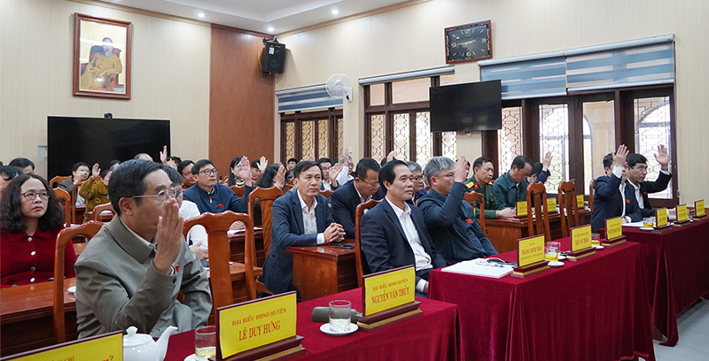 Các đại biểu biểu quyết thông qua các dự thảo nghị quyết.