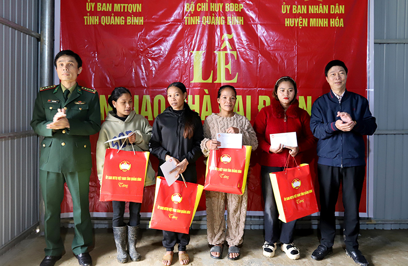 Trao quà của UBMTTQVN tỉnh cho 4 hộ đồng bào vừa nhận nhà ĐĐK.