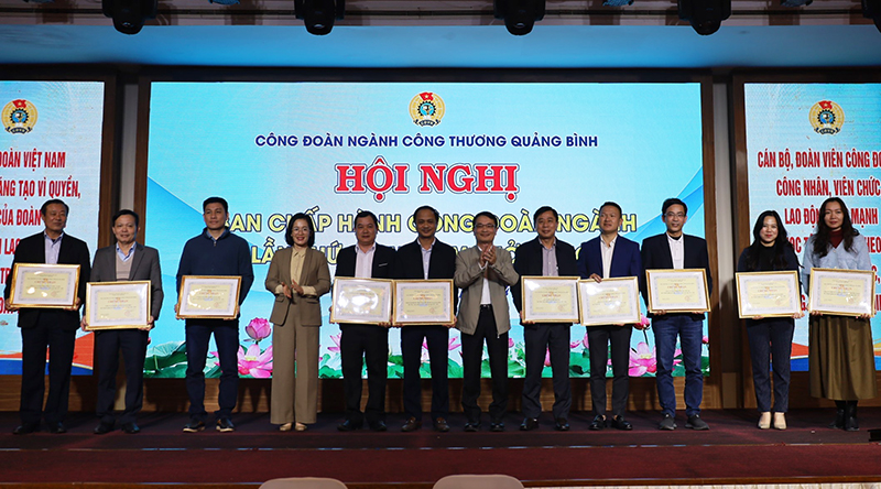 Trao chứng nhận cơ quan, đơn vị, doanh nghiệp đạt chuẩn văn hóa giai đoạn 2023-2024 cho các đơn vị.