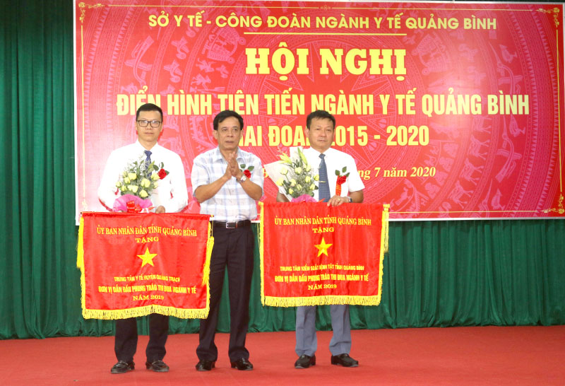 CDC tỉnh và Trung tâm Y tế huyện Quảng Ninh được UBND tỉnh tặng cờ thi đua xuất sắc năm 2020.