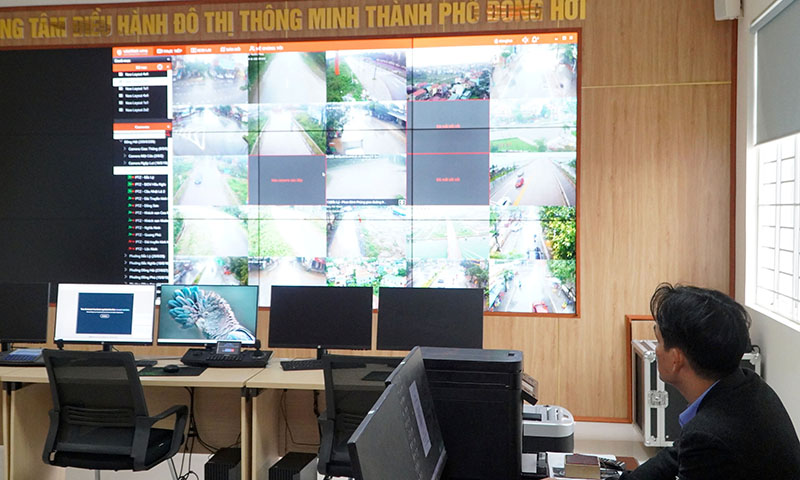 Trung tâm giám sát điều hành đô thị thông minh và ứng dụng Dong Hoi SmartCity góp phần bảo đảm TTATGT.