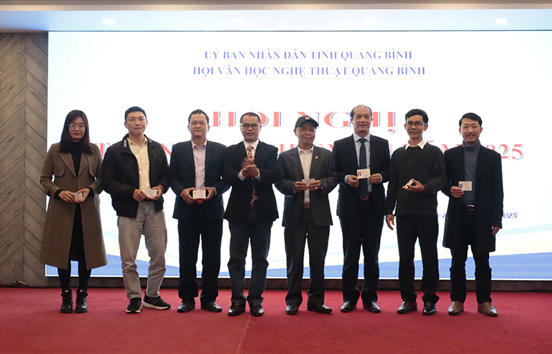 Trao thẻ hội viên Hội VHNT cho các hội viên mới.