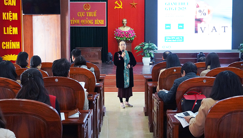 Đại diện Công ty TNHH tư vấn tài chính-kế toán FAC phổ biến các chính sách thuế mới.
