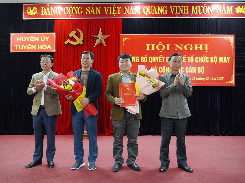Lãnh đạo huyện Tuyên Hóa trao quyết định tiếp nhận tổ chức cơ sở đảng trực thuộc Huyện uỷ đối với Đảng bộ Công ty cổ phần Xi măng sông Gianh.