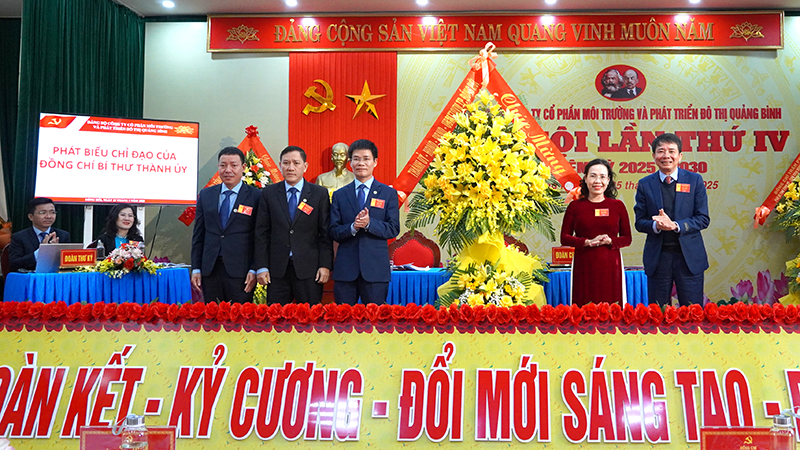 Đồng chí Bí thư Thành ủy Đồng Hới Phạm Thị Hân và Chủ tịch UBND thành phố Hoàng Ngọc Đan Đại tặng hoa chúc mừng đại hội.