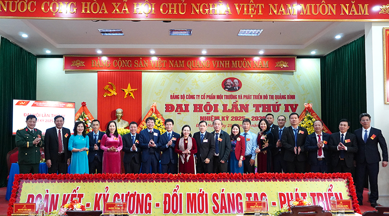 Lãnh đạo TP. Đồng Hới chúc mừng Ban Chấp hành Đảng bộ Công ty CP Môi trường và Phát triển đô thị Quảng Bình khóa IV, nhiệm kỳ 2025-2030.