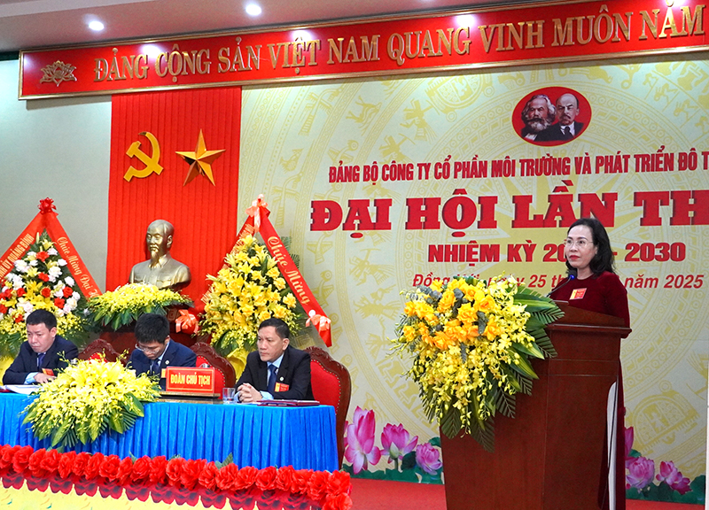 Đồng chí Bí thư Thành ủy Đồng Hới Phạm Thị Hân phát biểu tại đại hội.