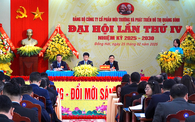 Đoàn Chủ tịch điều hành đại hội.