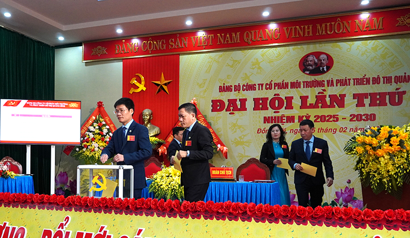 Các đại biểu bỏ phiếu bầu Ban Chấp hành.