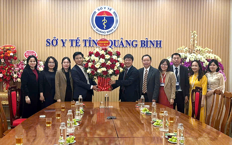 Đồng chí Trương An Ninh, Trưởng ban Tuyên giáo và Dân vận Tỉnh ủy tặng hoa chúc mừng Sở Y tế.