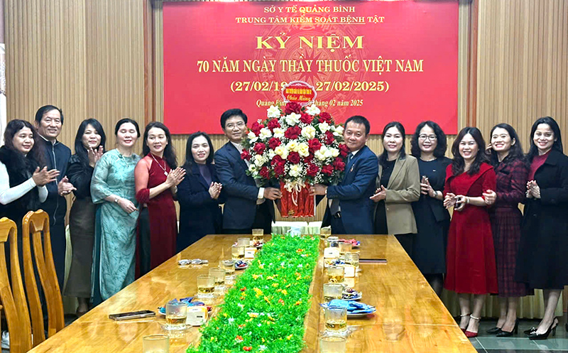 Đồng chí Trương An Ninh, Trưởng ban Tuyên giáo và Dân vận Tỉnh ủy tặng hoa chúc mừng CDC tỉnh.