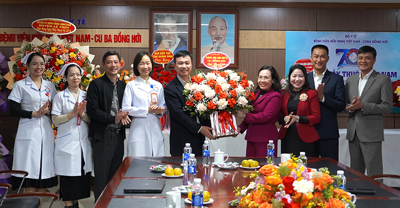 Đồng chí Bí thư Thành ủy Đồng Hới Phạm Thị Hân và đoàn công tác tặng hoa, chúc mừng đội ngũ y, bác sỹ Bệnh viện Việt Nam-Cu Ba Đồng Hới.