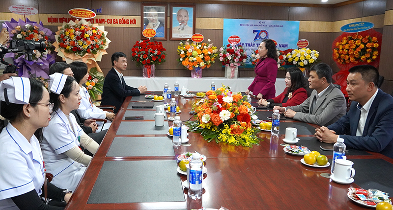 Đồng chí Bí thư Thành ủy Đồng Hới Phạm Thị Hân gửi lời chúc mừng tốt đẹp đến các y, bác sỹ, cán bộ, công chức, viên chức, người lao động đang công tác trong các cơ sở y tế trên địa bàn.