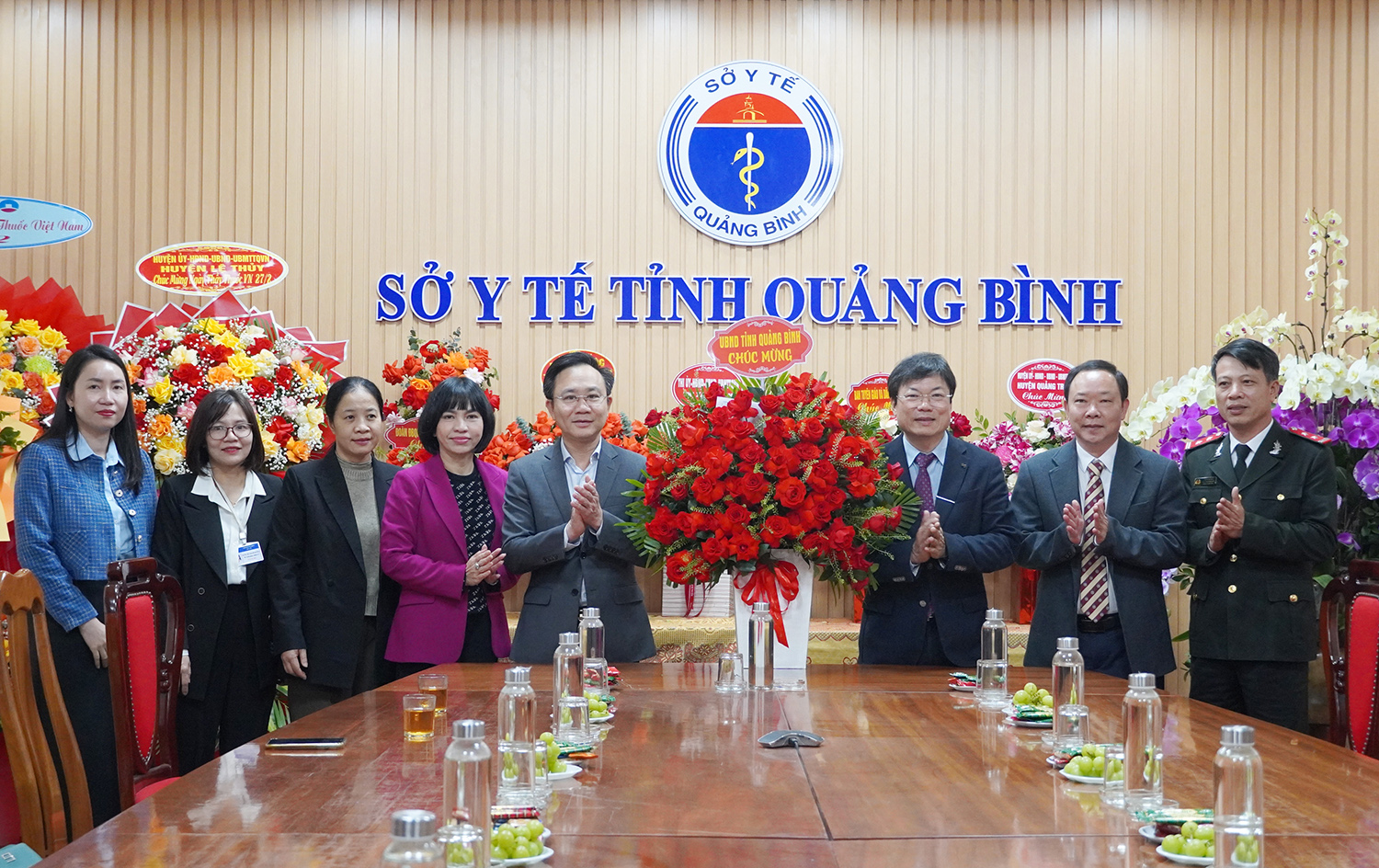 Đồng chí Phó Chủ tịch UBND tỉnh Hoàng Xuân Tân tặng hoa chúc mừng Sở Y tế.