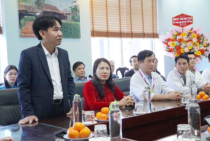 Lãnh đạo bệnh viện báo cáo tình hình hoạt động của đơn vị.