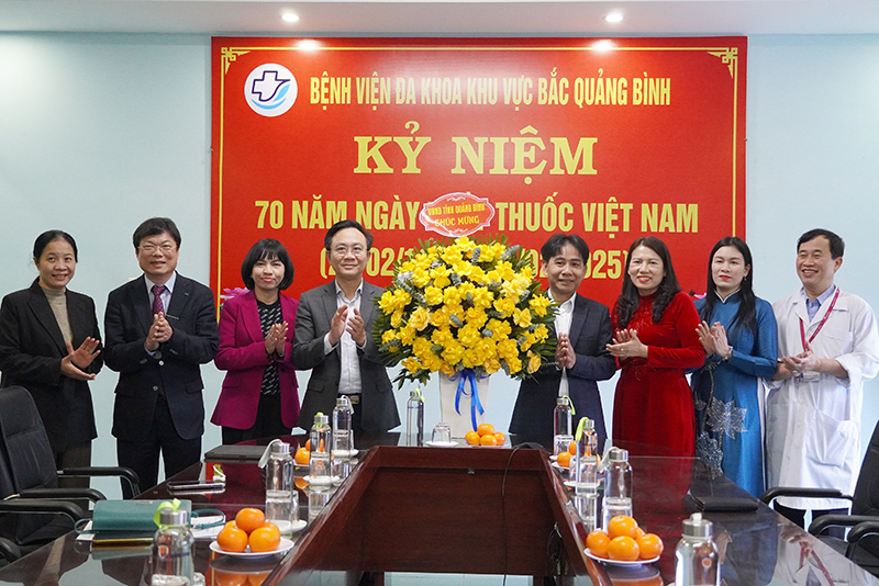 Đồng chí Phó Chủ tịch UBND tỉnh Hoàng Xuân Tân tặng hoa chúc mừng Bệnh viện ĐKKV Bắc Quảng Bình.