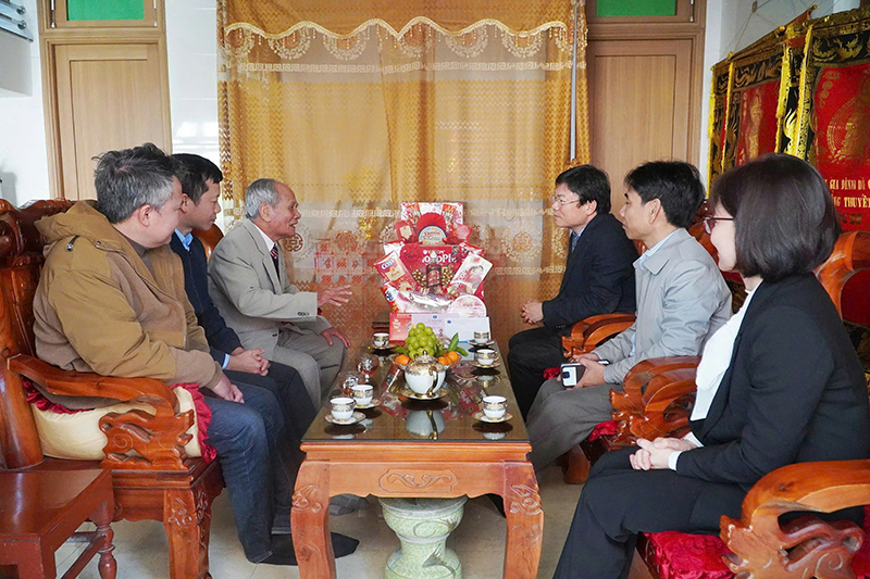 Bác sĩ Dương Thanh Bình, Giám đốc Sở Y tế cùng đoàn thăm, chúc Tết bác sĩ Võ Văn Phú, nguyên Giám đốc Sở Y tế.