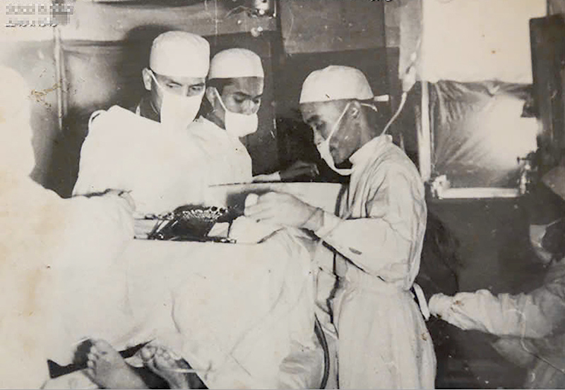 Trong chiến tranh, các bác sĩ Bệnh viện huyện Quảng Trạch phải thực hiện các ca phẫu thuật dưới hầm trú ẩn.
