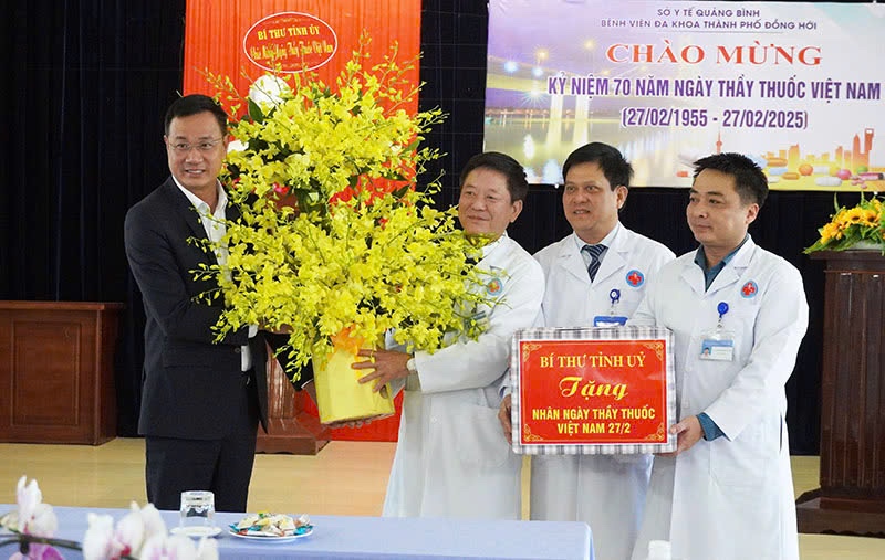 Đồng chí Bí thư Tỉnh ủy Lê Ngọc Quang tặng hoa, quà chúc mừng Bệnh viện đa khoa TP. Đồng Hới.